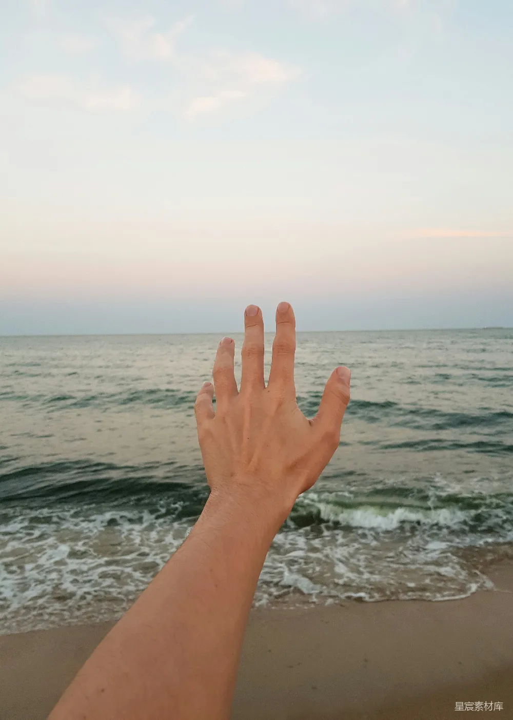 高清摄影 一个人的手伸向海洋