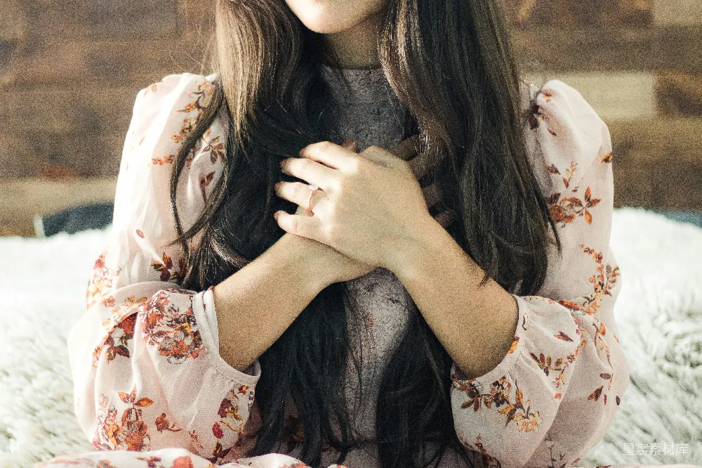 高清摄影 白色和红色花卉长袖女衫的女士