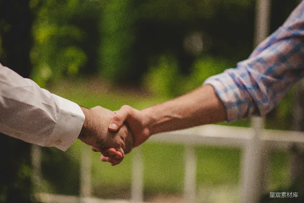 高清摄影 一个男人抱着一个婴儿