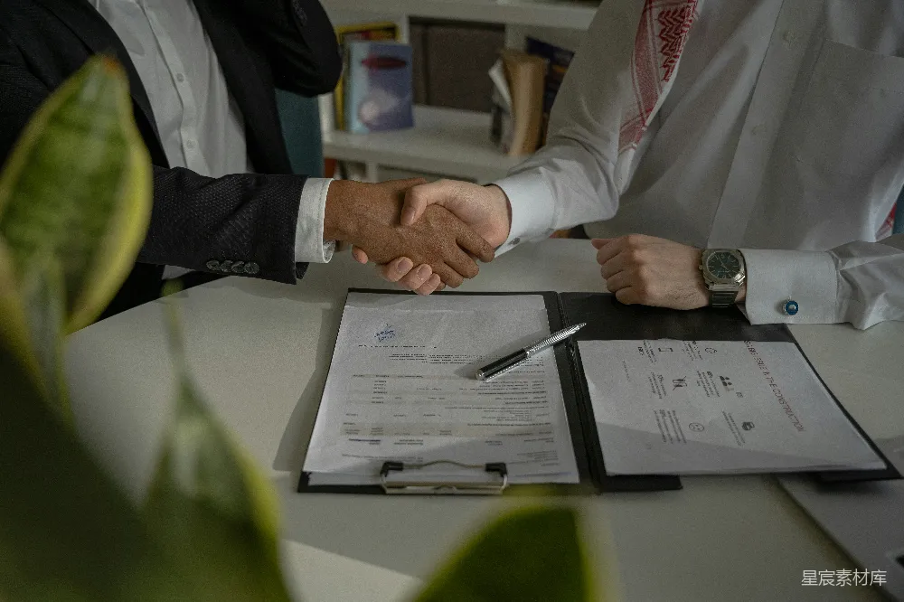 高清摄影 两个人 handshake 在一张纸张上