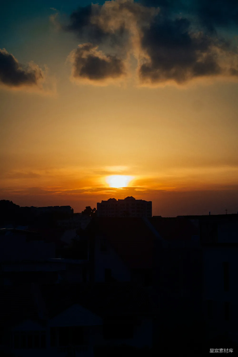 高清摄影 夕阳下建筑的轮廓影子