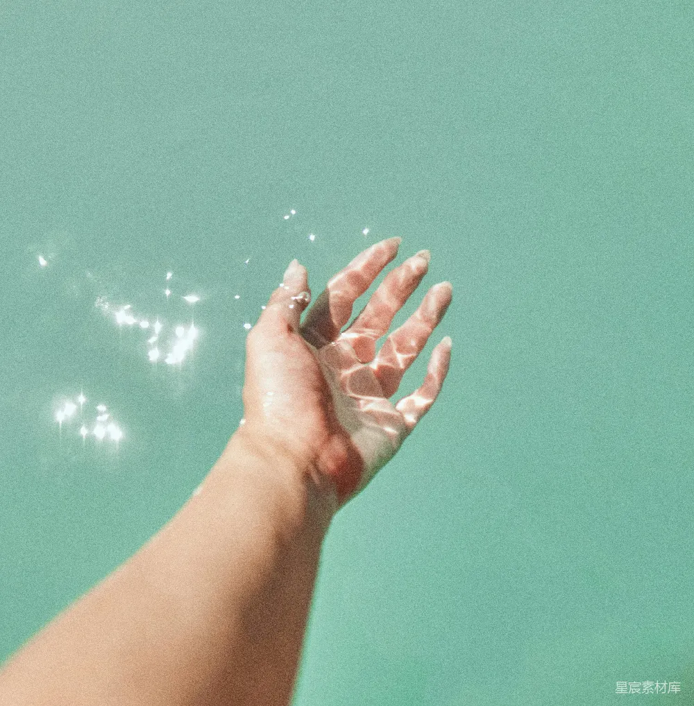 高清摄影 人的左手接触水面