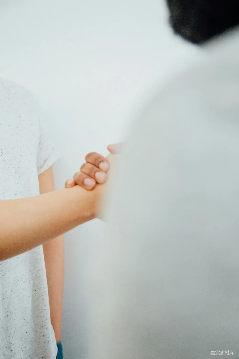 高清摄影 房间内一位女性牵着一位男性的手
