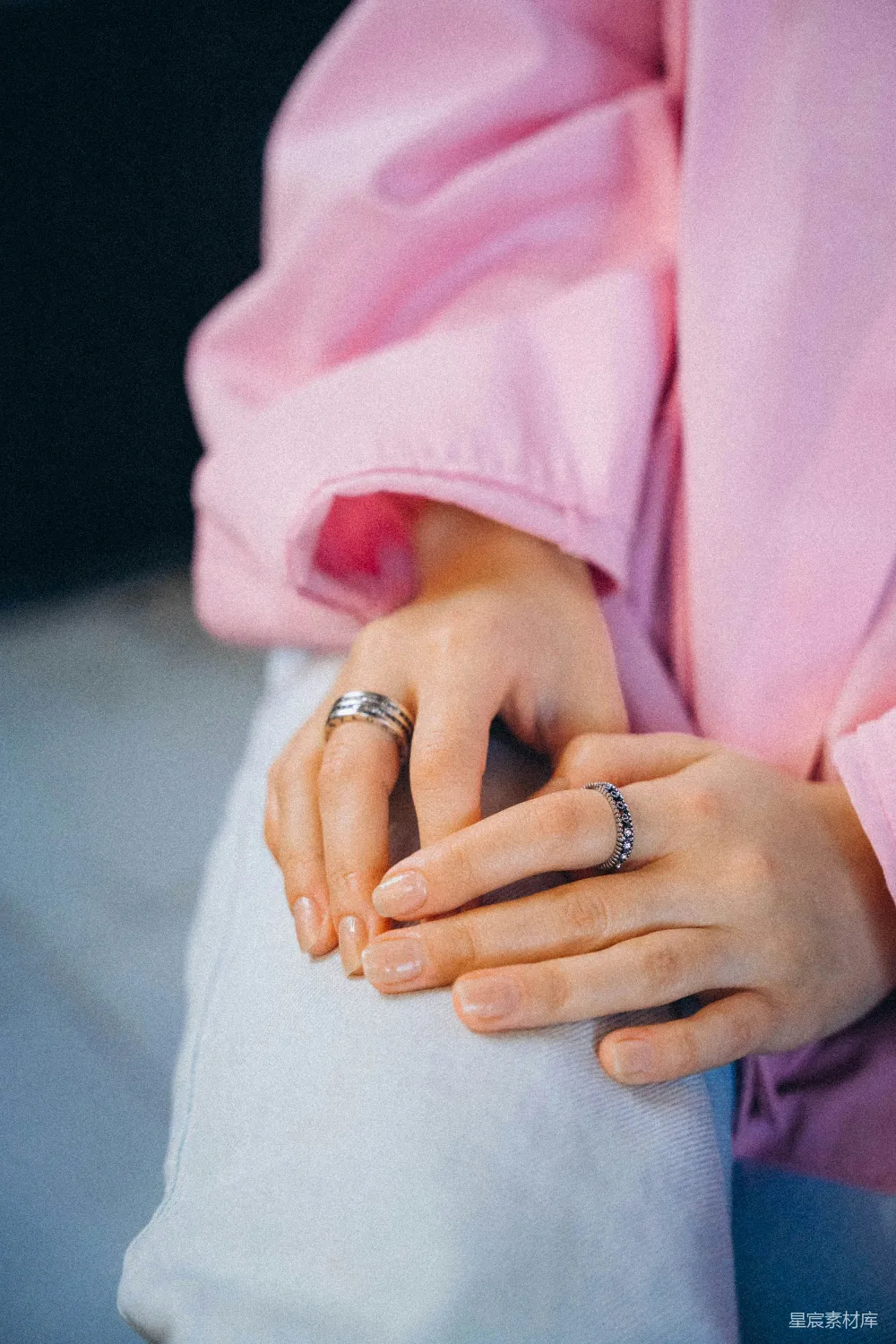 高清摄影  粉色上衣的女人正在拿着戒指