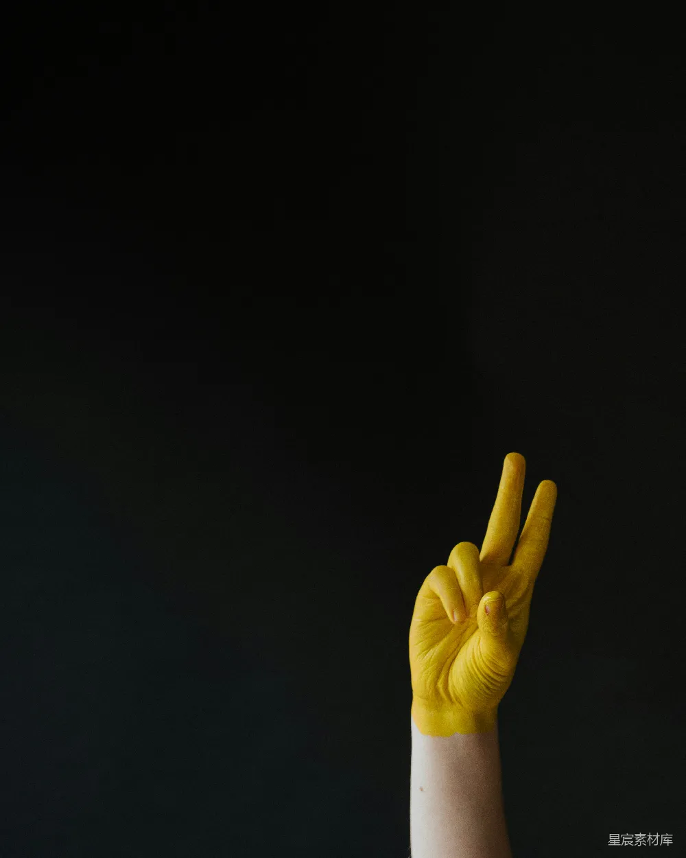 高清摄影 人们的手正在做 peace sign （胜利的手势）