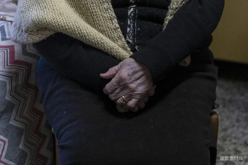 高清摄影  一个女人坐在椅子上双手合抱