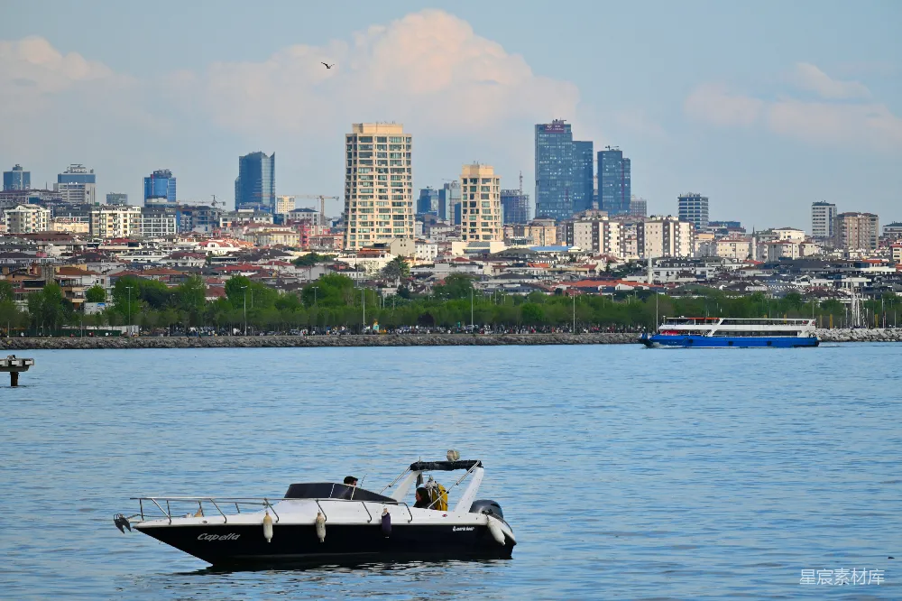 背景中有城市的 Boat 在水面上。