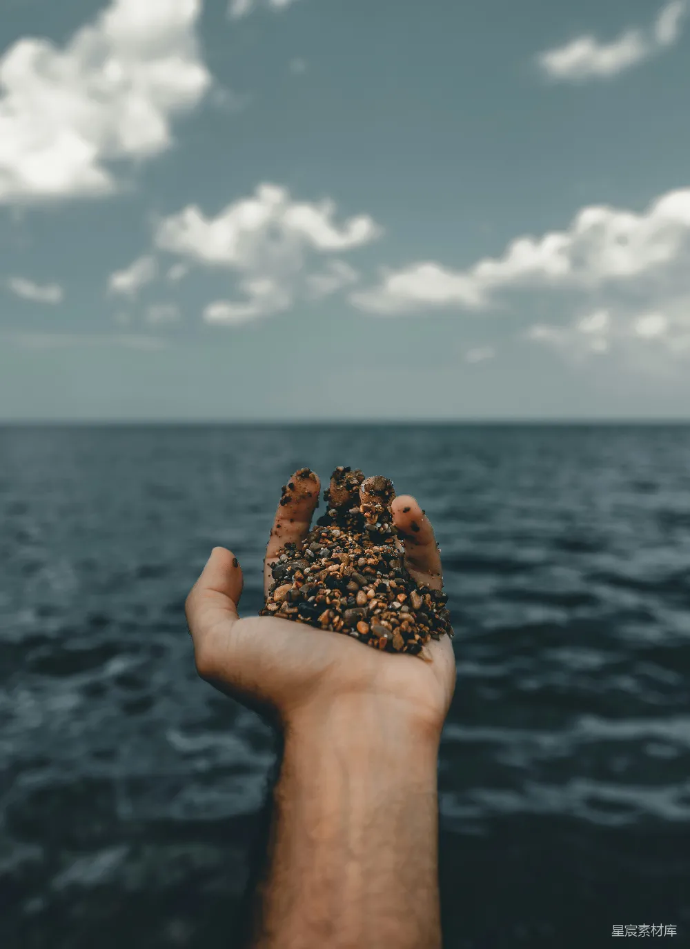 高清摄影  手持沙粒的人