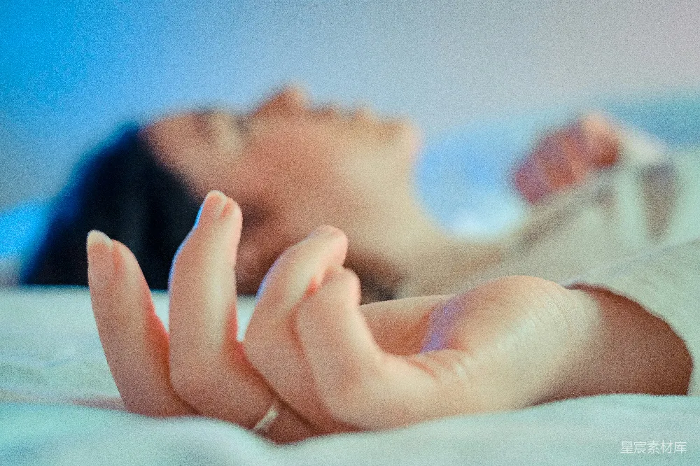 高清摄影 抱着孩子的人牵着孩子的手