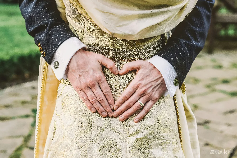 高清摄影 男人和女人站在混凝土小径上