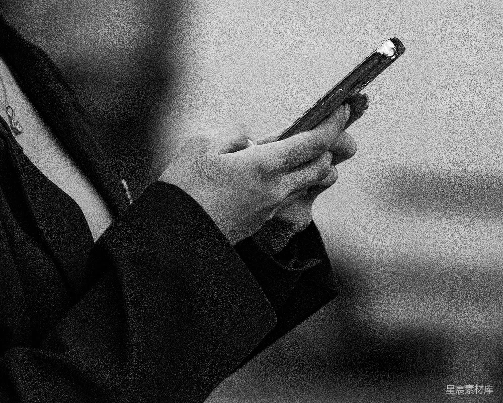 高清摄影 一个人使用智能手机时双手都在操作