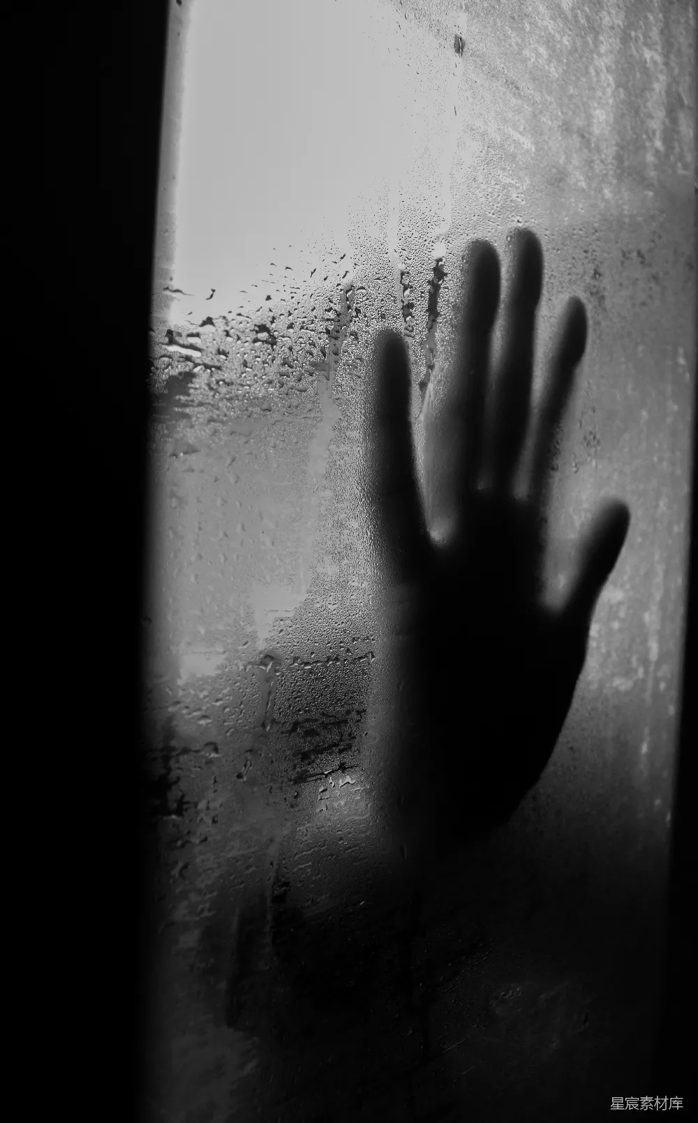 高清摄影 窗口伸出的手在雨中