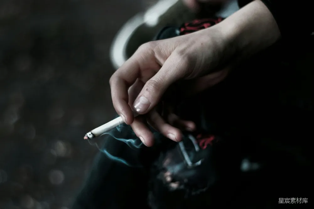 高清摄影 手握香烟的人