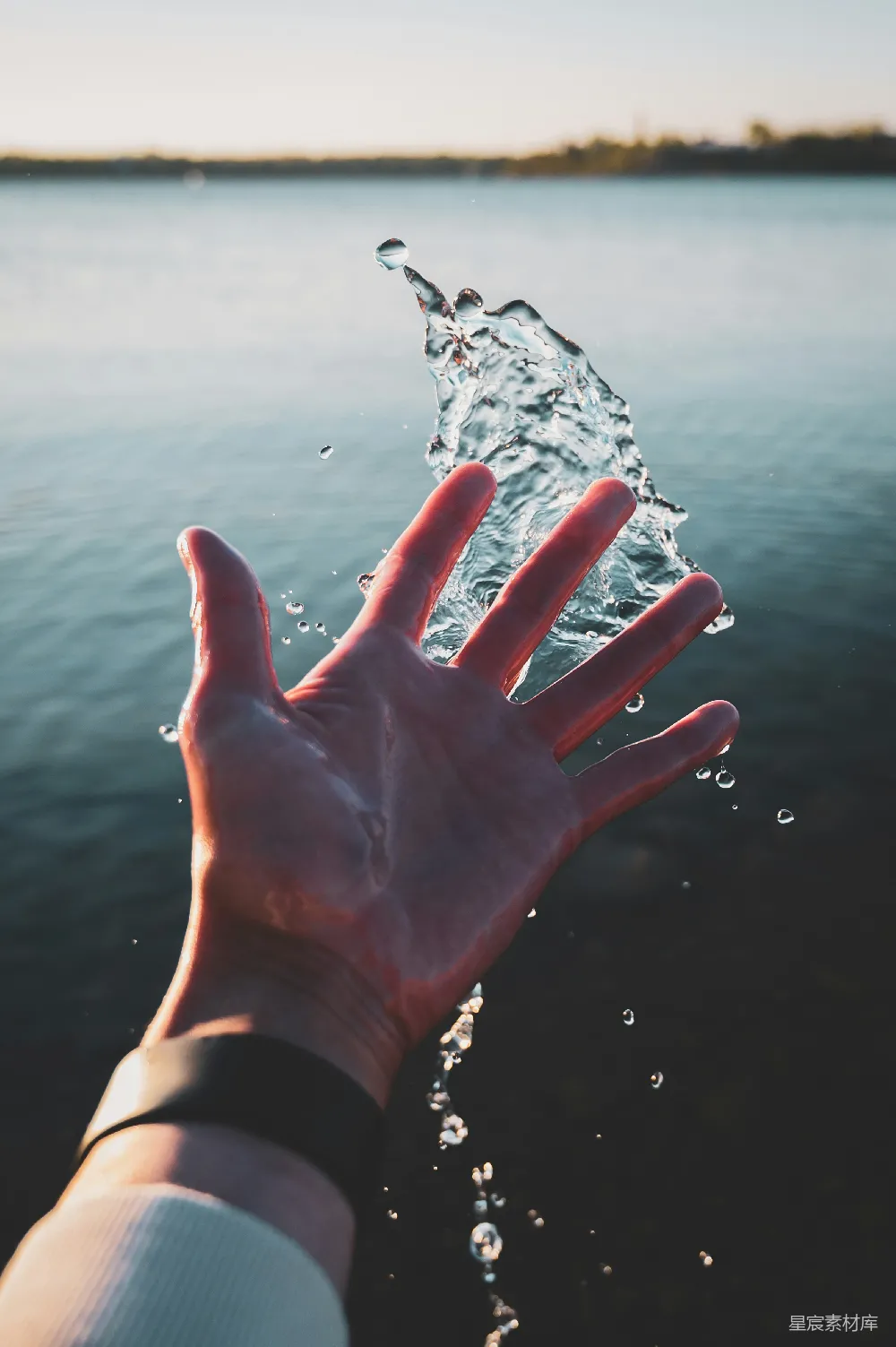 高清摄影  左手沾满水珠