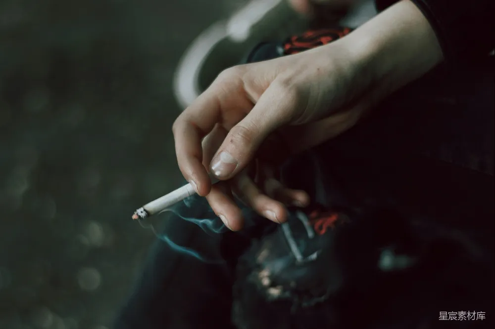 高清摄影  手中拿着香烟的人