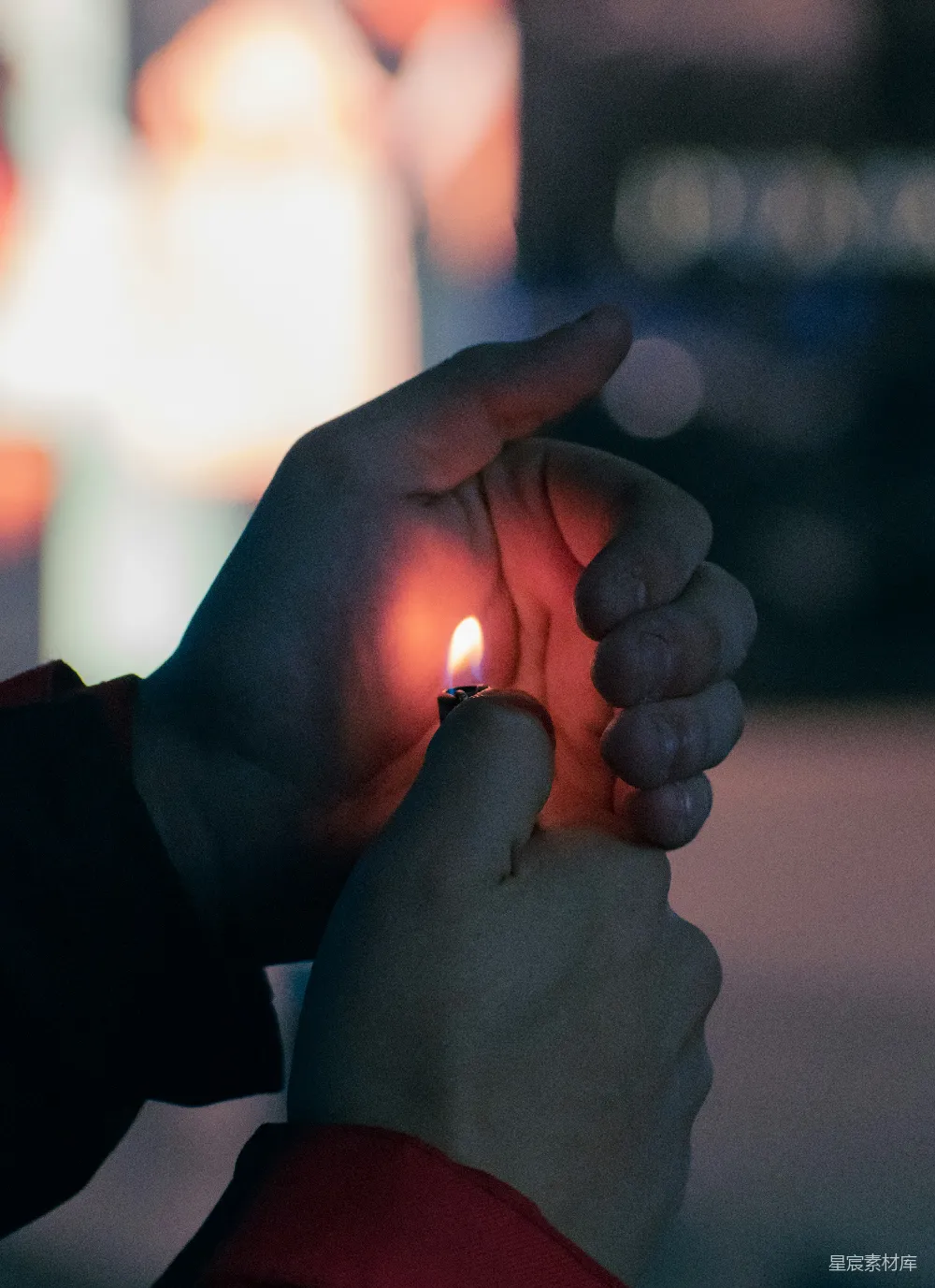 高清摄影 手持一支点燃的蜡烛的人