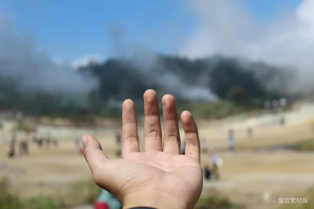 高清摄影 左手涂有白色指甲油的人们