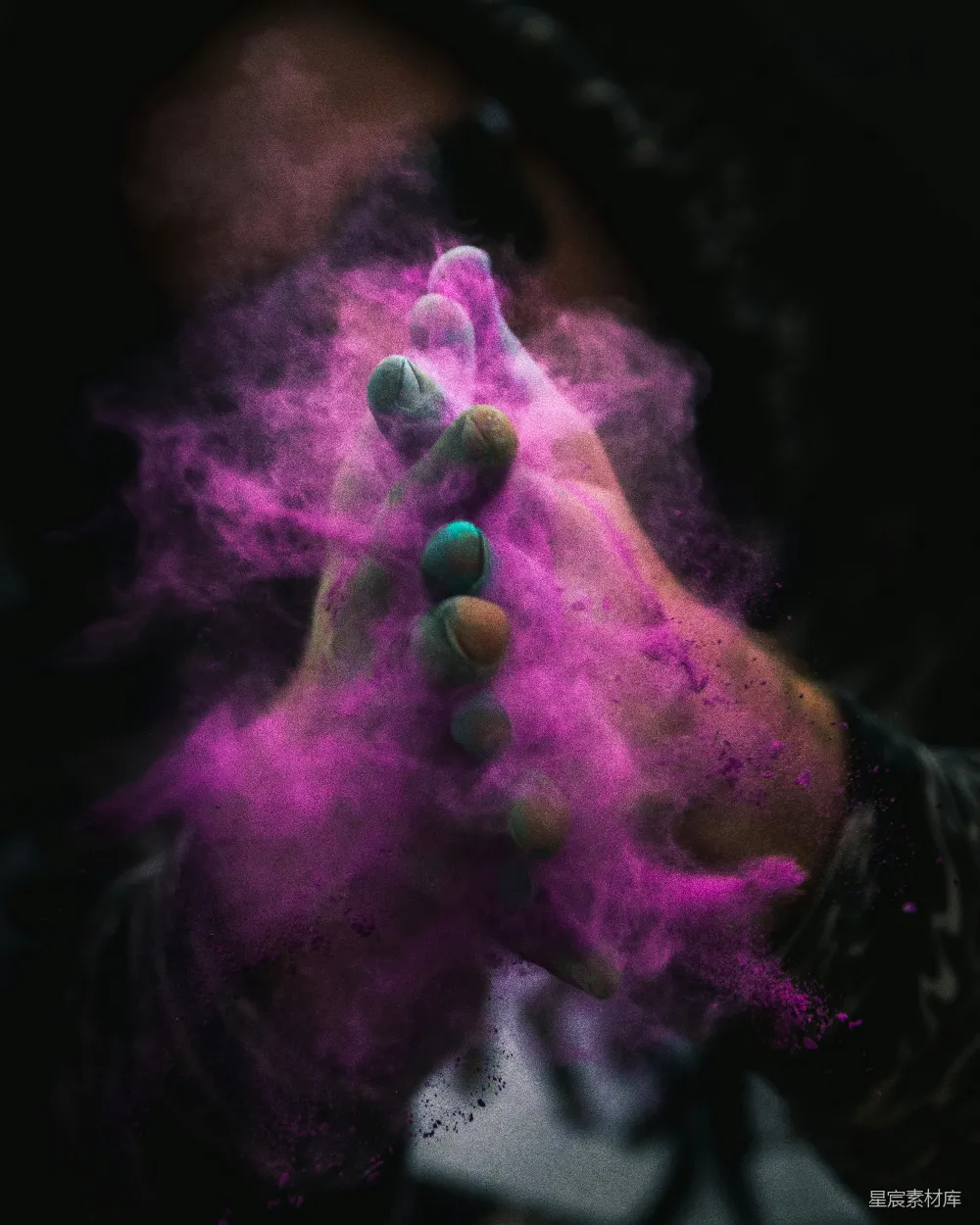 高清摄影 手上沾有彩色粉末的人