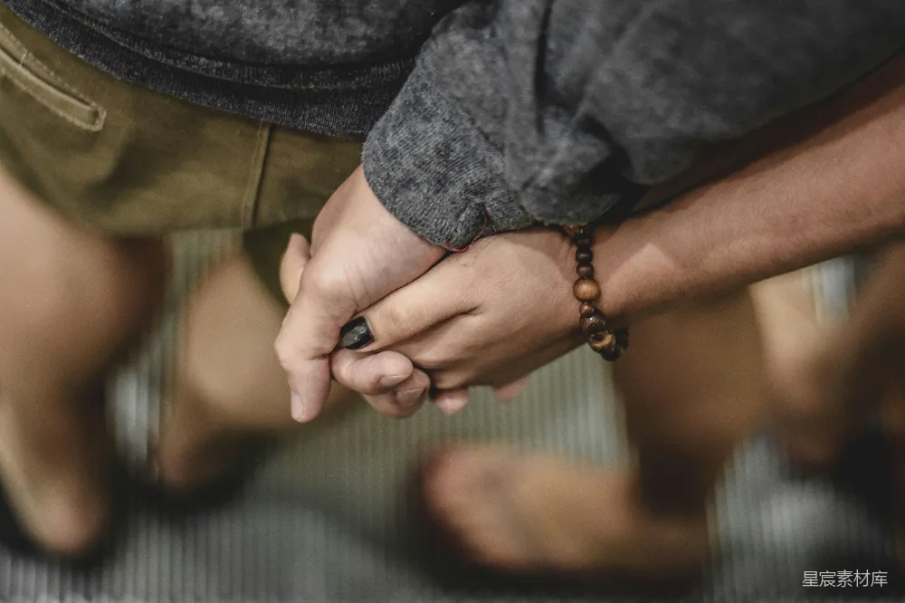 高清摄影 两个人手牵手的特写摄影