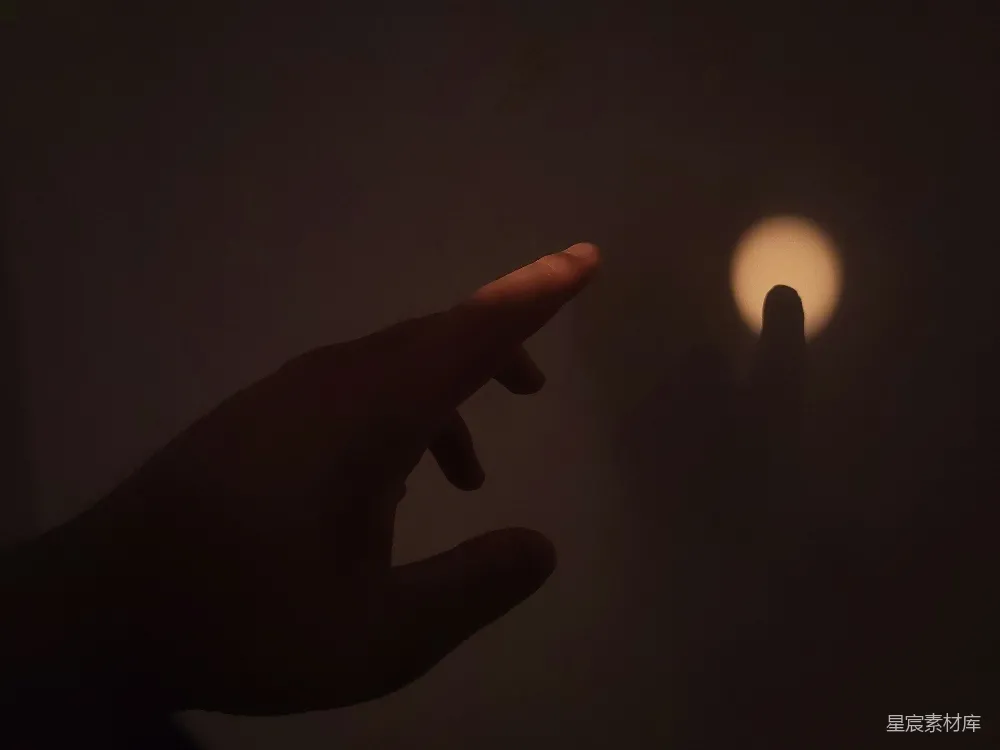 高清摄影 黑暗中某人指着手电筒