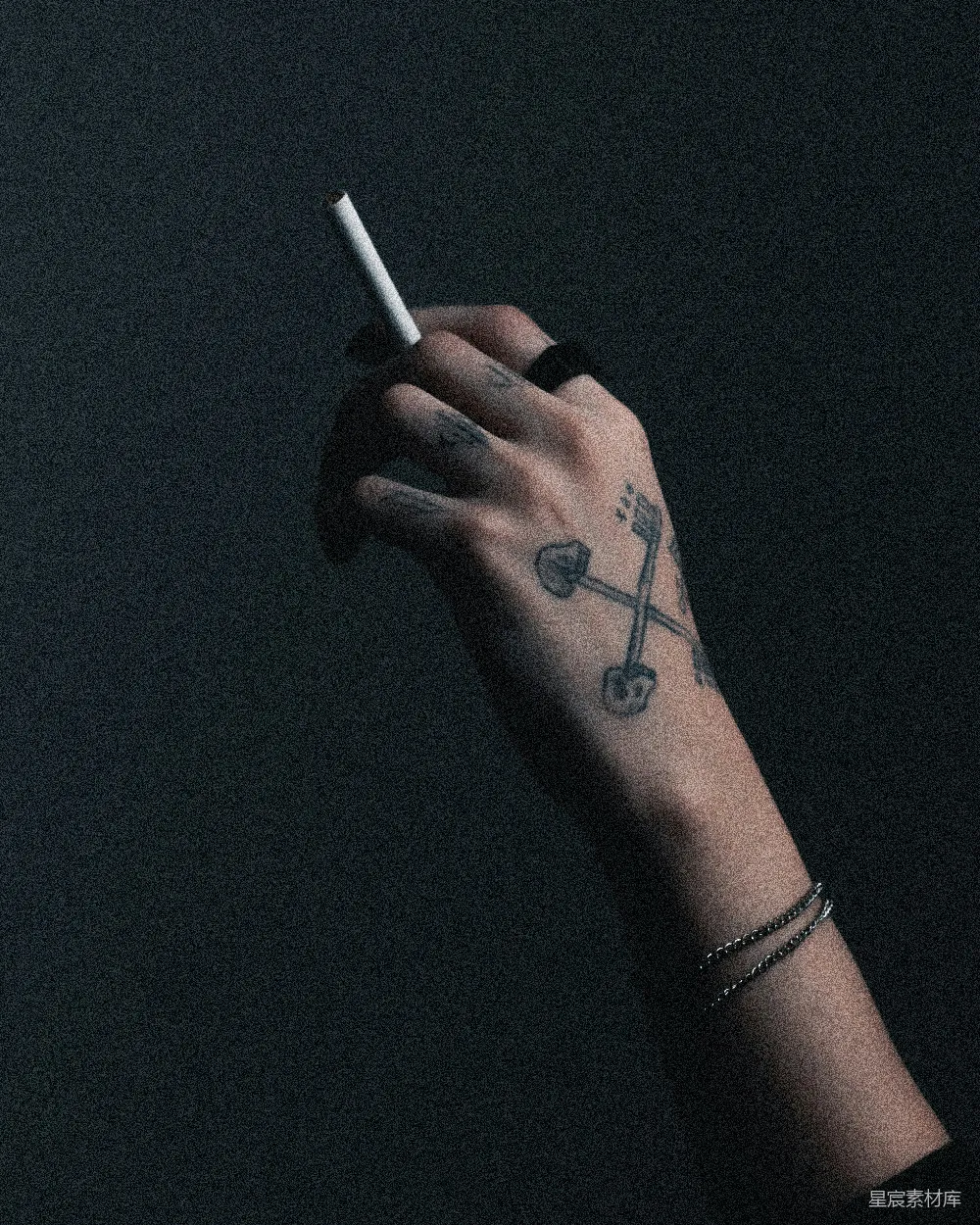 高清摄影 一个女人的手拿着一根印有十字的烟 cigarette