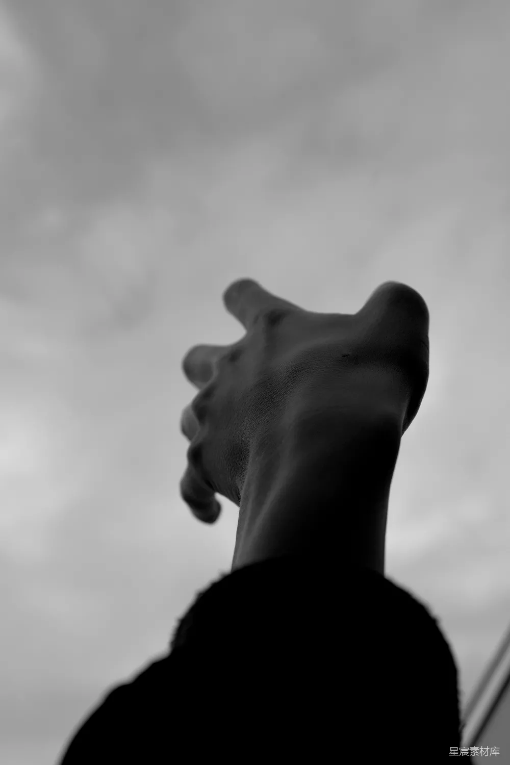 高清摄影 伸手向云层中的天空的一只手