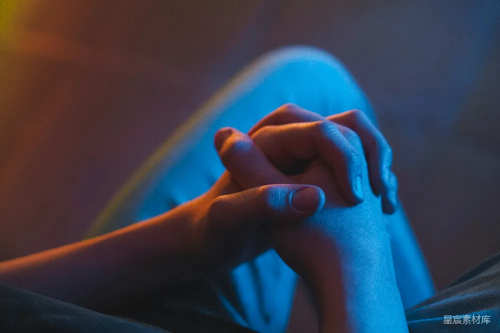 高清摄影 女人的手放在沙发上