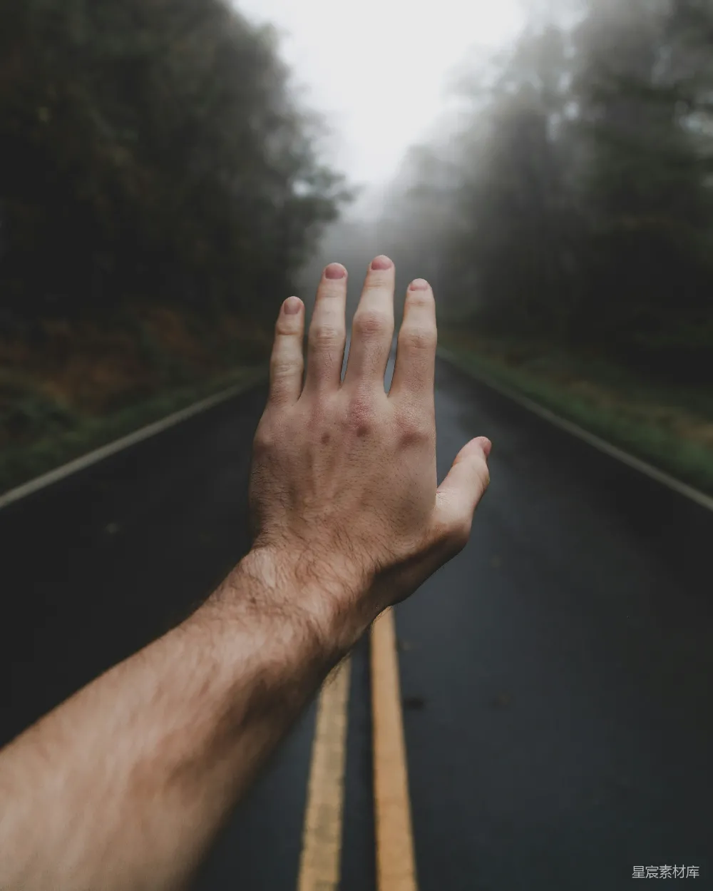 高清摄影 左手在一片雾气缭绕的道路上
