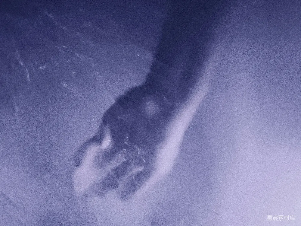 高清摄影 滑雪板爱好者正在雪覆盖的斜坡上滑行