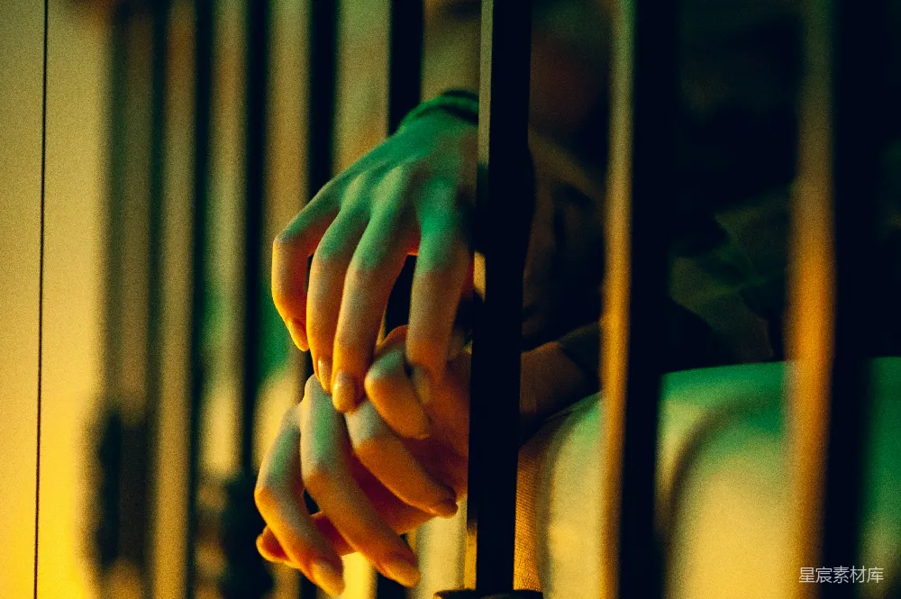 高清摄影 一个手里拿着一捆香蕉的笼中人物