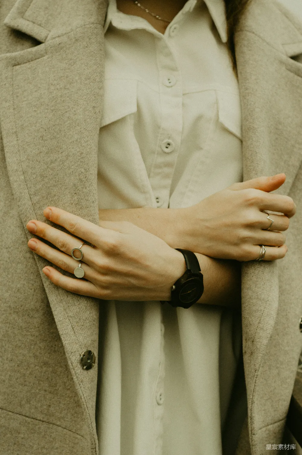 高清摄影  一个女人穿着白色上衣和 beige 外套