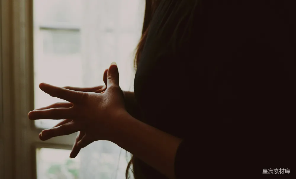 高清摄影 一个女人的手指向窗户