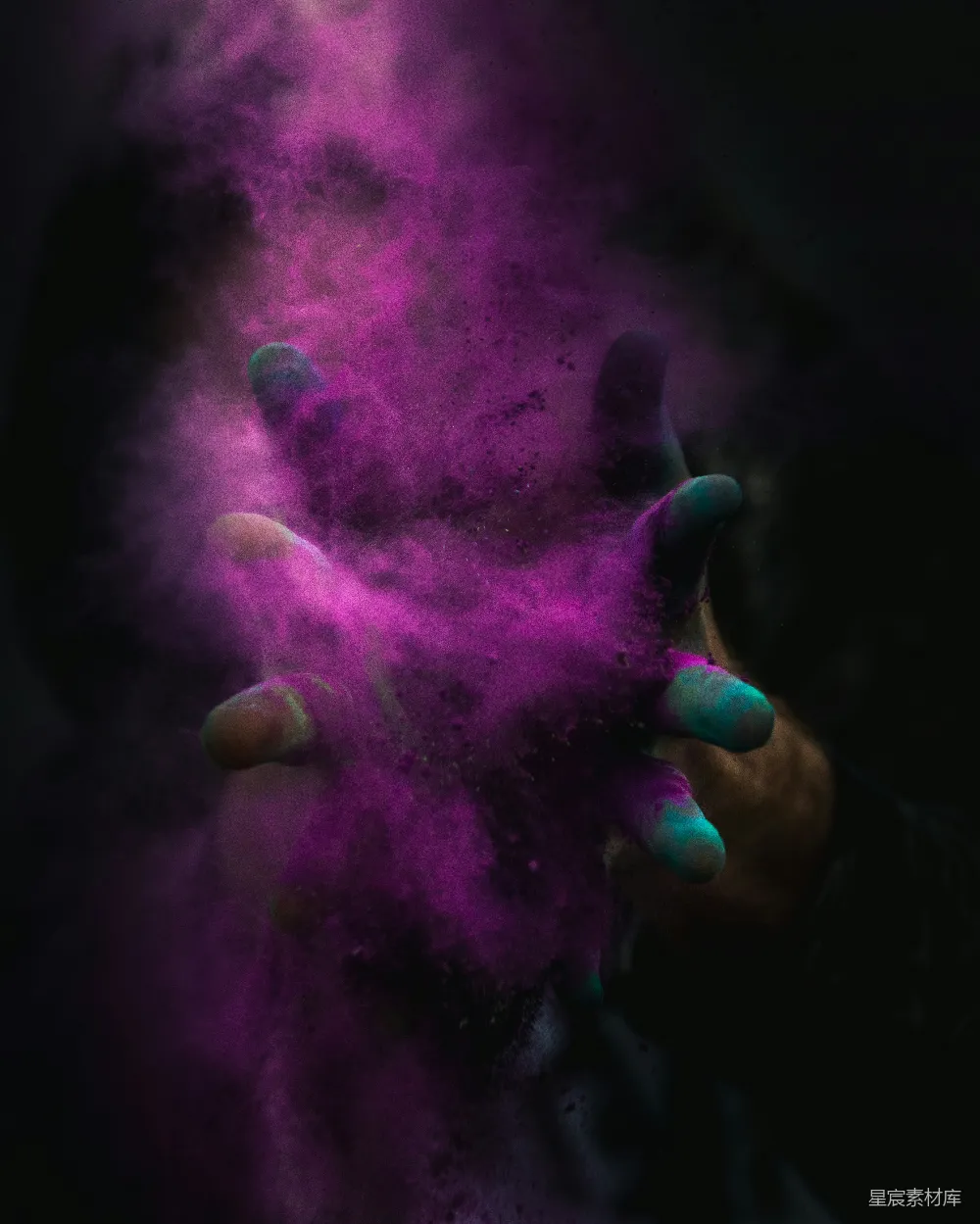 高清摄影 延时摄影中的人撒播紫色粉末的场景