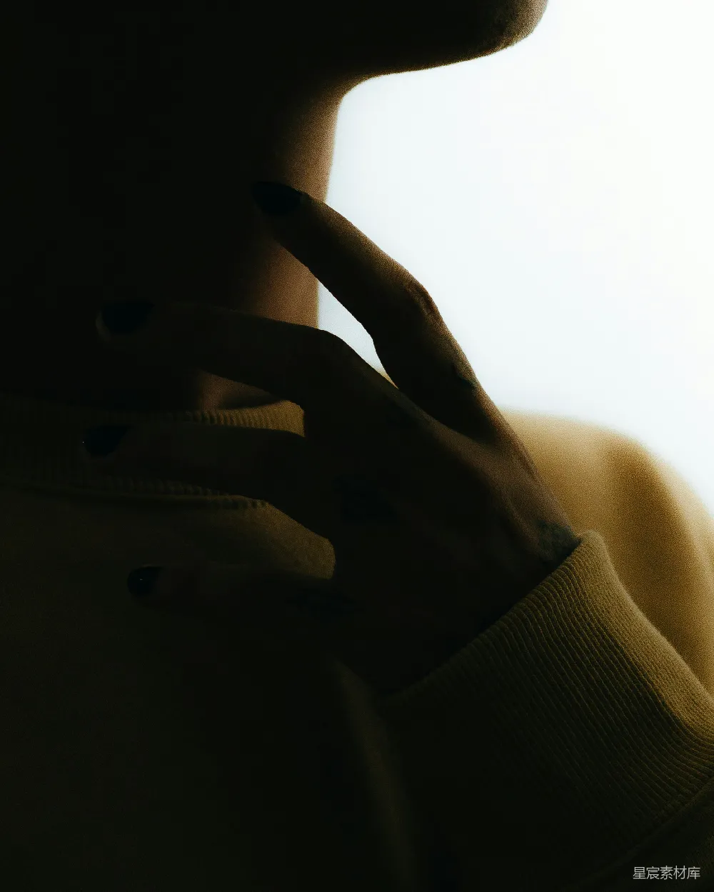 高清摄影 一个女人用手捂着脸