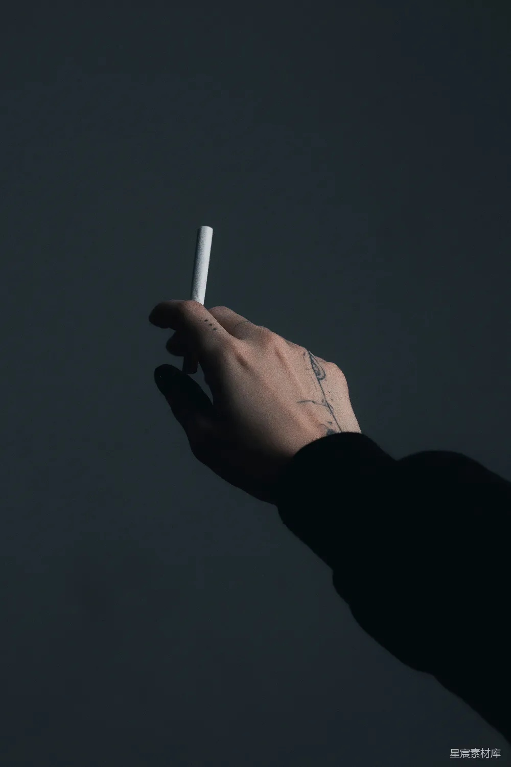 高清摄影 手持香烟的人