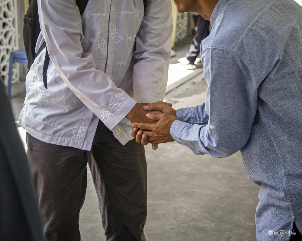 高清摄影 几个男人并排站立