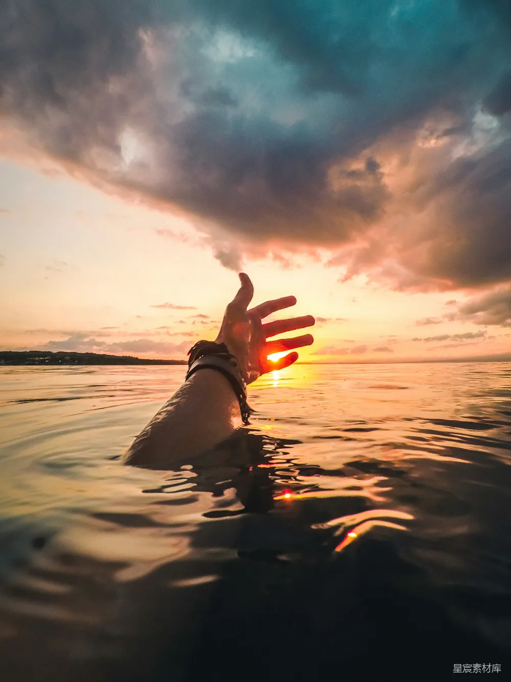 高清摄影 人在 sunset 时用手触水