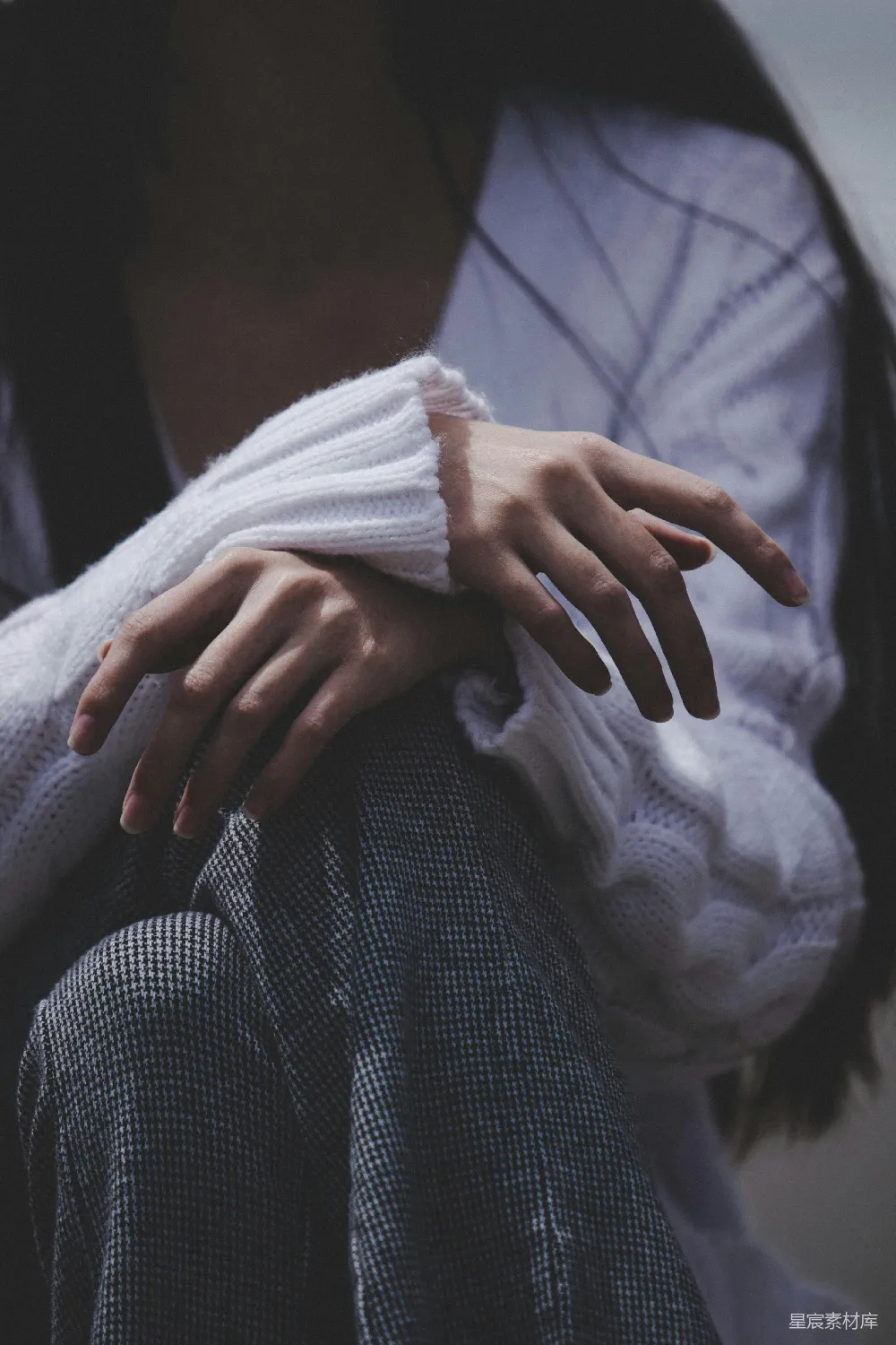 高清摄影  一个女人双手撑在膝盖上