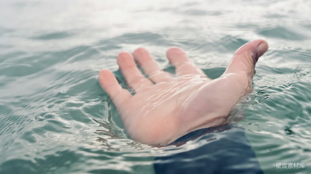 高清摄影 一个人的手浸在水中
