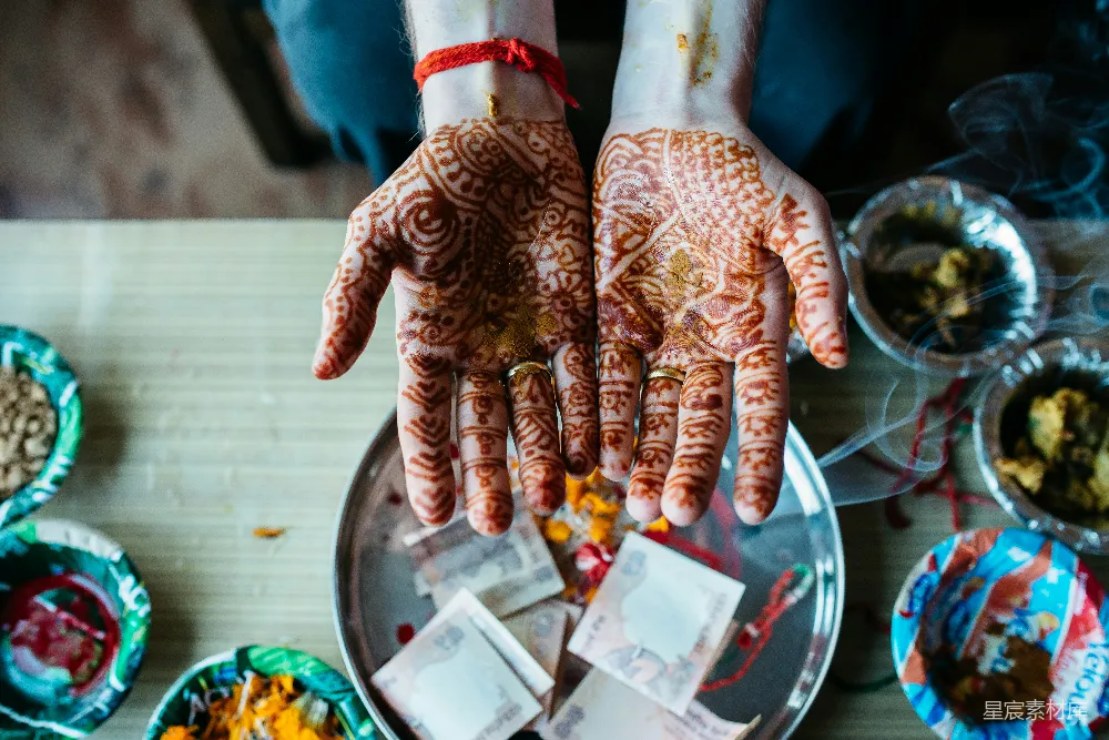 高清摄影 带 Mehndi 花钿的人手