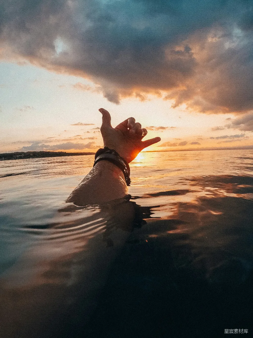 高清摄影 白上衣女子在夕阳下水面上躺卧