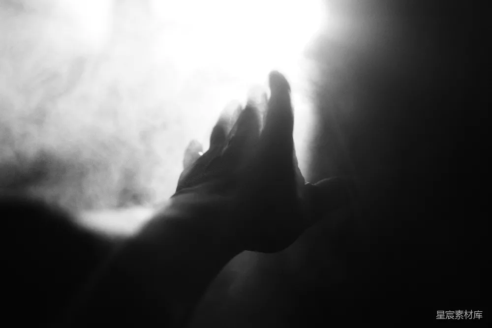高清摄影 伸手向明亮的灯光。