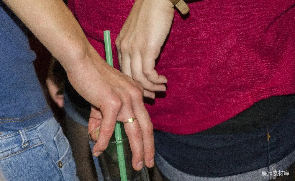 高清摄影 两个人手里握着一个绿色的物体