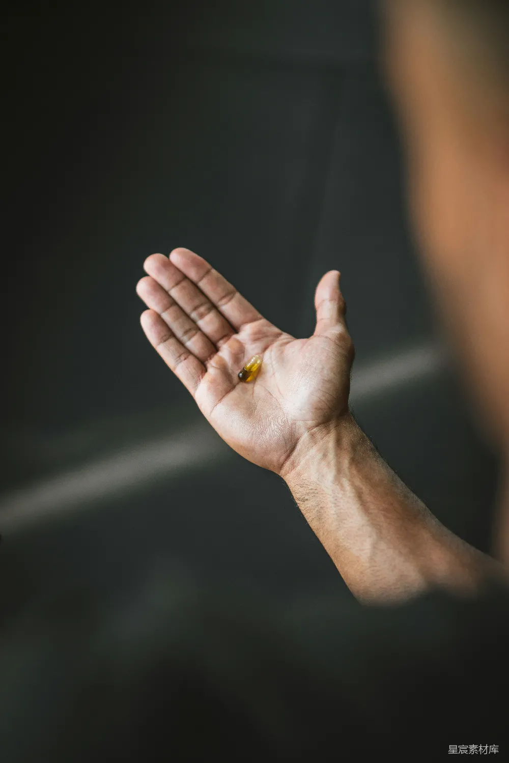 高清摄影 一个男子伸出手，手上戴着戒指。