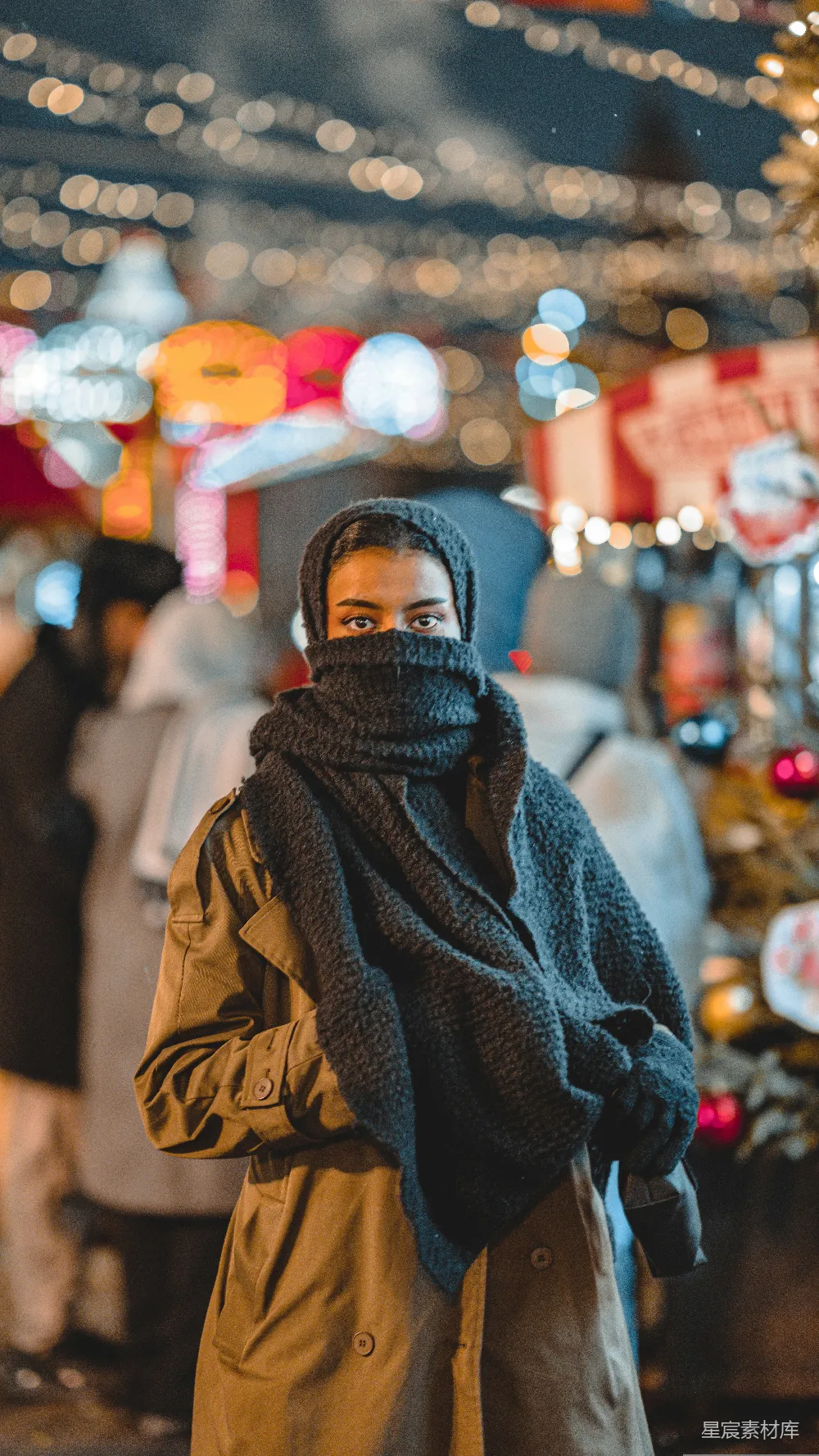 高清摄影 一个男人站在一棵圣诞树前