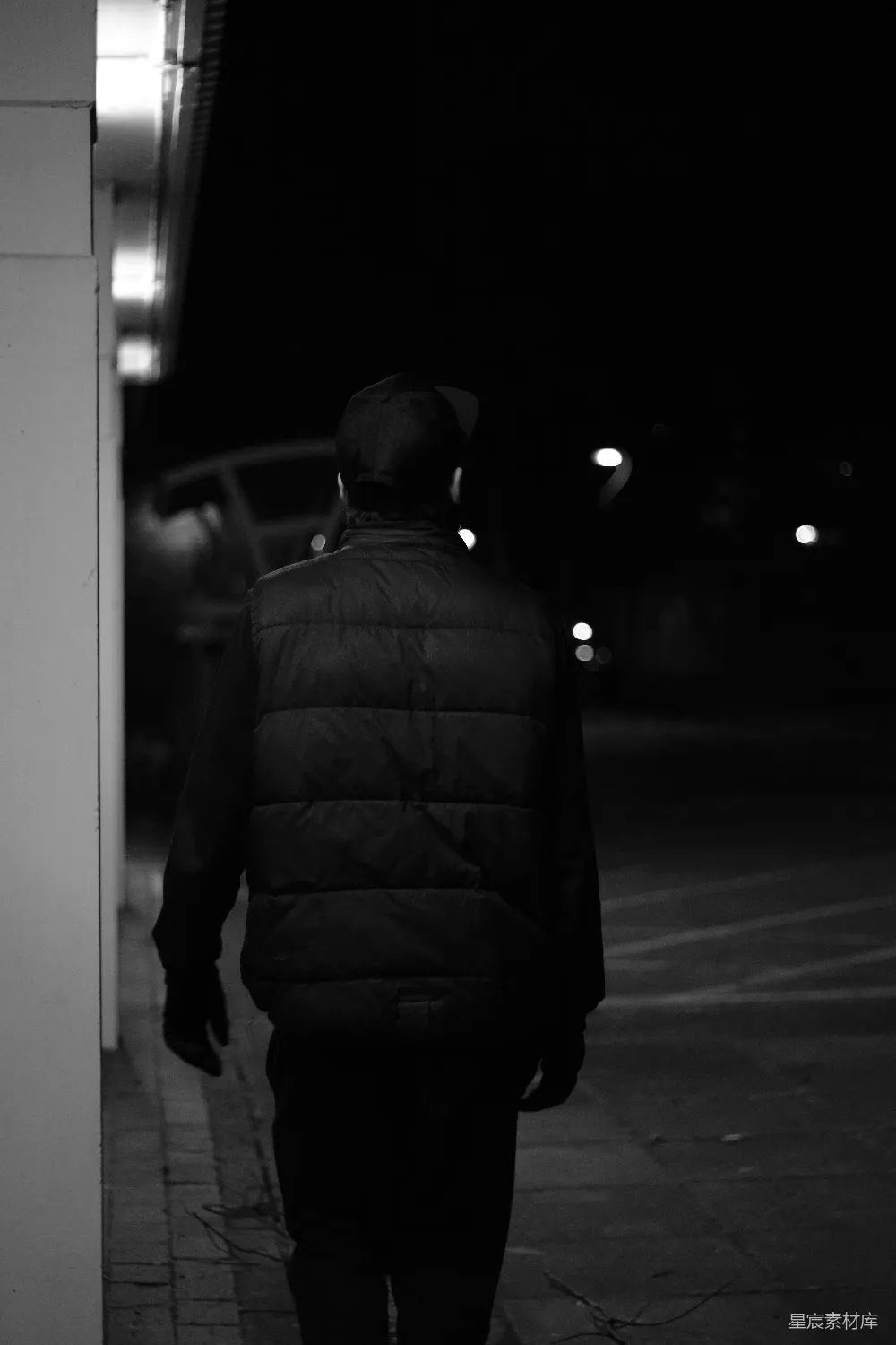 高清摄影 一个行人走在人行道上
