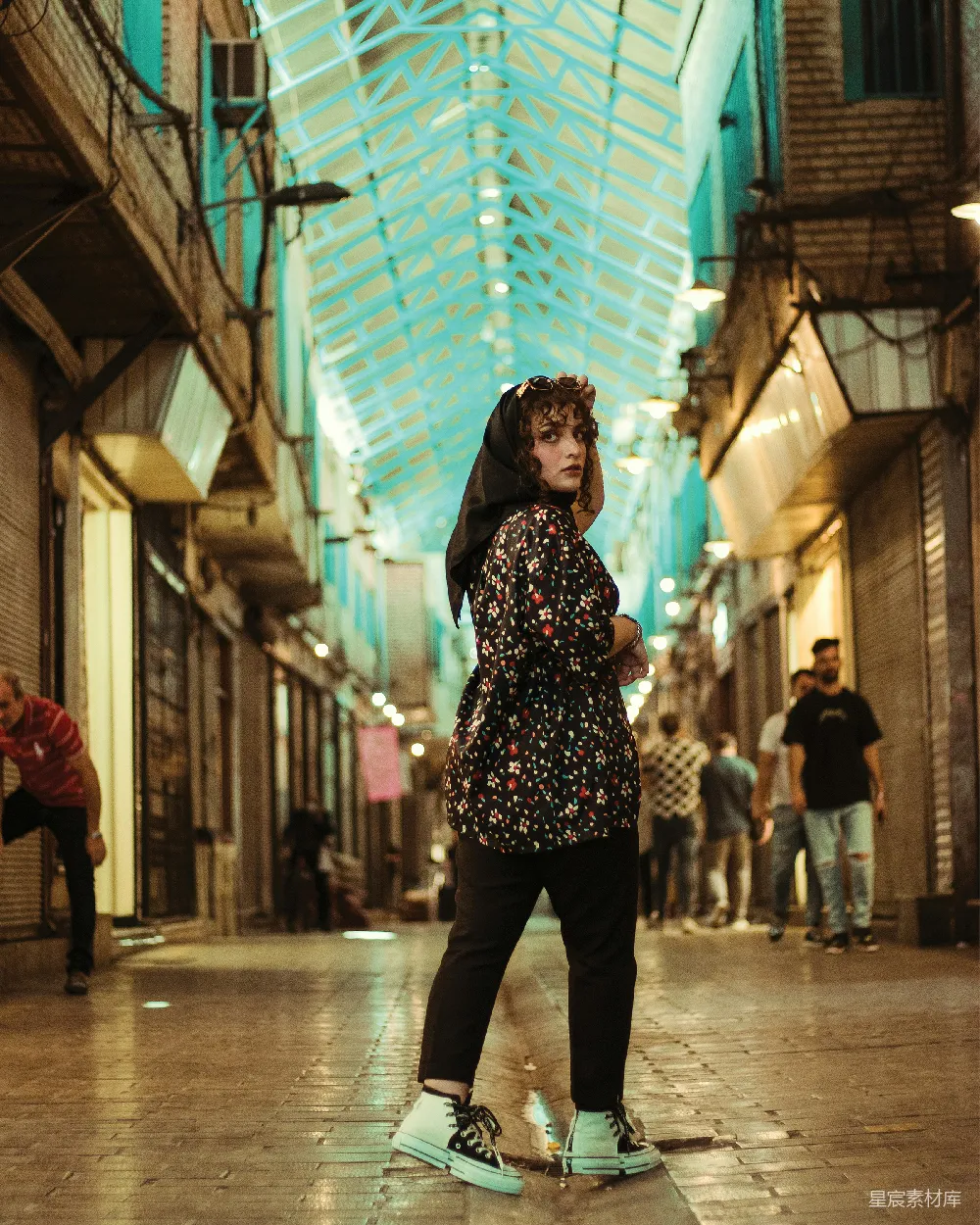 高清摄影 一位女性站在铺有瓷砖的地面上，位于一栋建筑中。