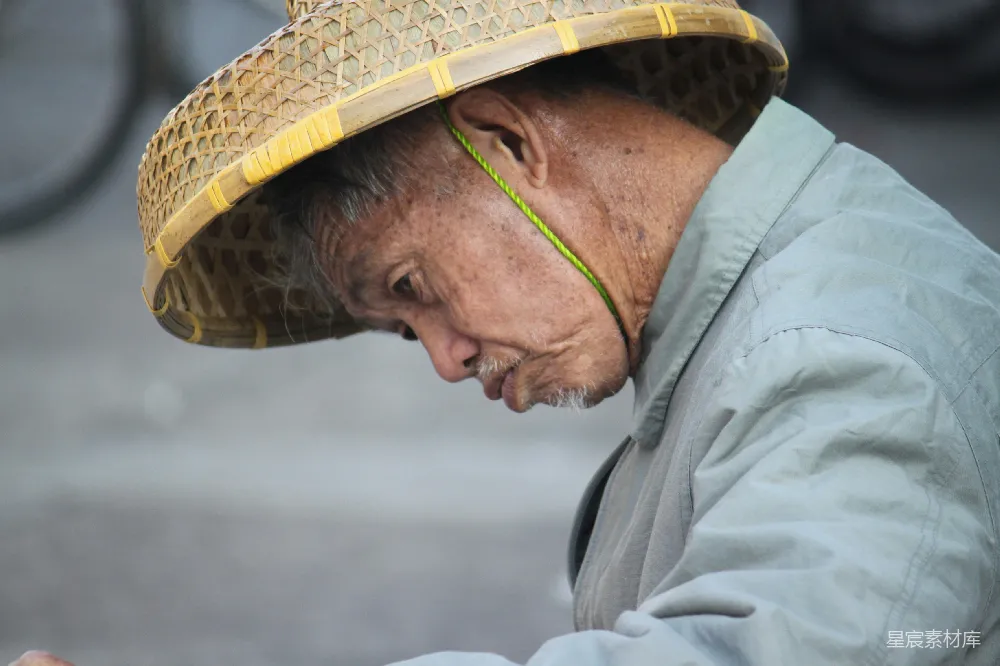 高清摄影 白衬衫男子戴着棕色帽子