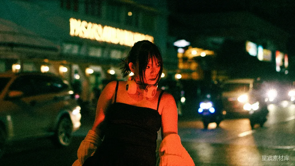高清摄影 夜晚一名女子在街上行走