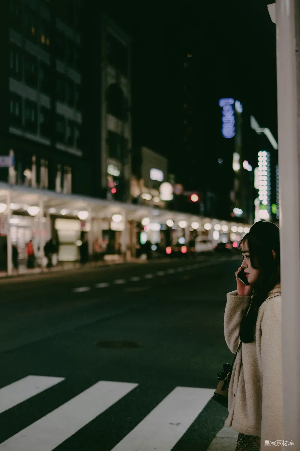 高清摄影 街边一位妇女正在打电话。